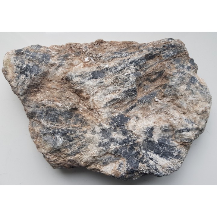 Polerowana płyta pryzmatynu, rzadkiego boranokrzemianu ze Szwecji