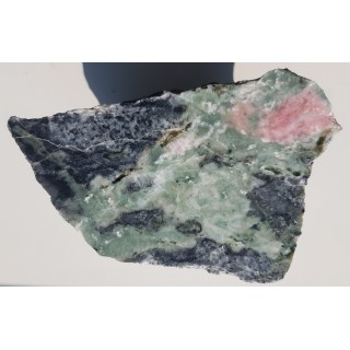 Skarn z różowym zoistytem z Łażan k. Żarowa