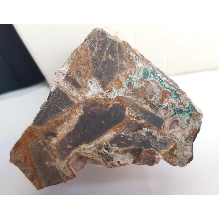 Brekcja trachybazaltowa spojona węglanami i krzemionką z Borówna