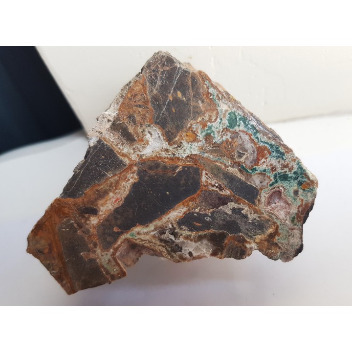 Brekcja trachybazaltowa spojona węglanami i krzemionką z Borówna