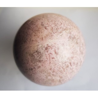Różowa kula z thulitu z Jordanowa Śląskiego