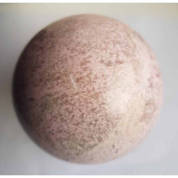 Różowa kula z thulitu z Jordanowa Śląskiego