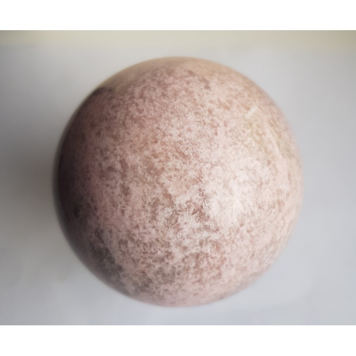 Różowa kula z thulitu z Jordanowa Śląskiego