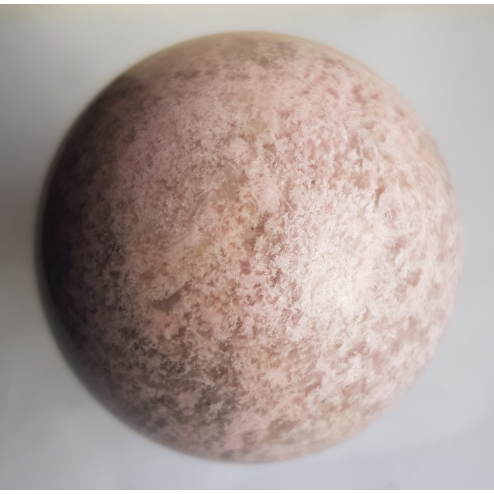 Różowa kula z thulitu z Jordanowa Śląskiego