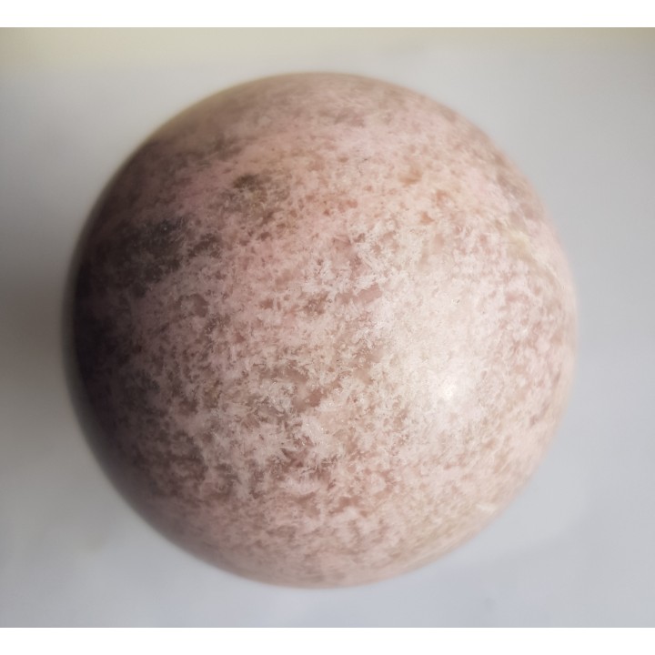 Różowa kula z thulitu z Jordanowa Śląskiego