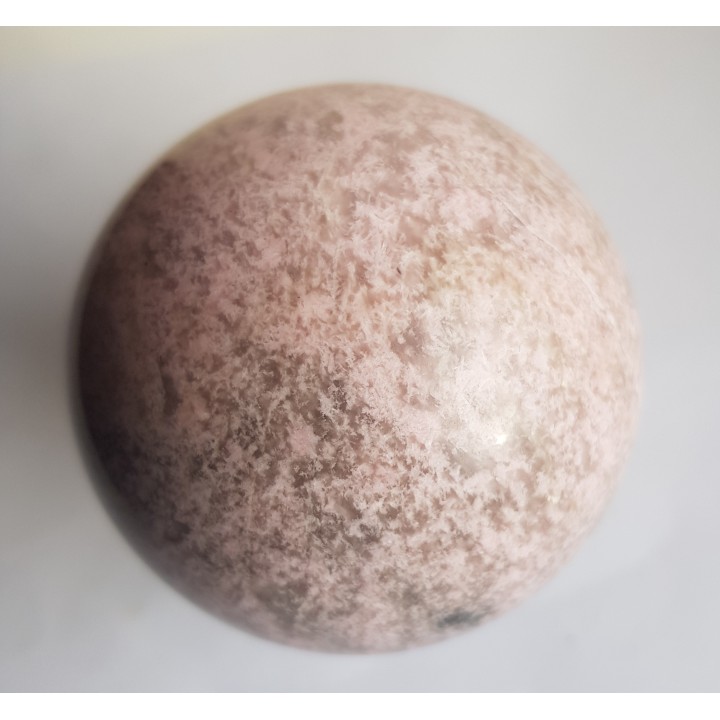 Różowa kula z thulitu z Jordanowa Śląskiego