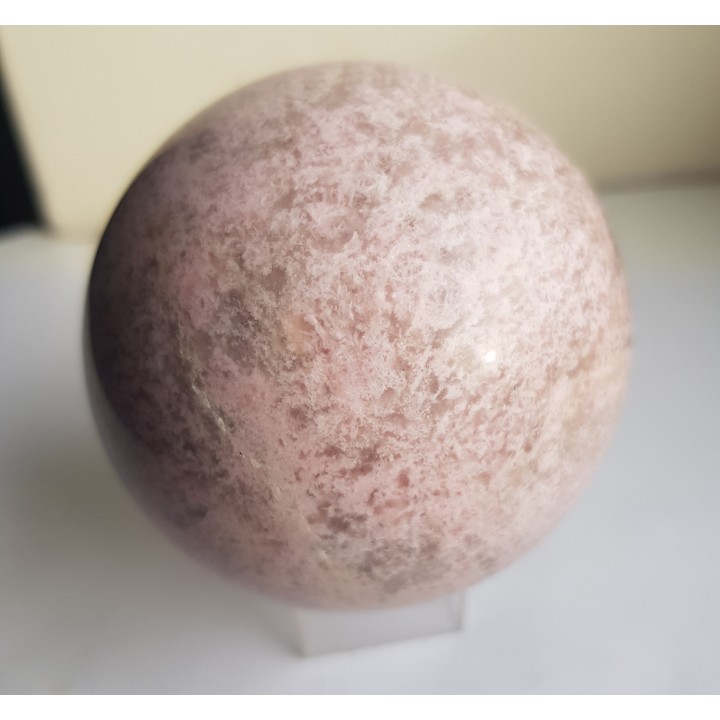 Różowa kula z thulitu z Jordanowa Śląskiego