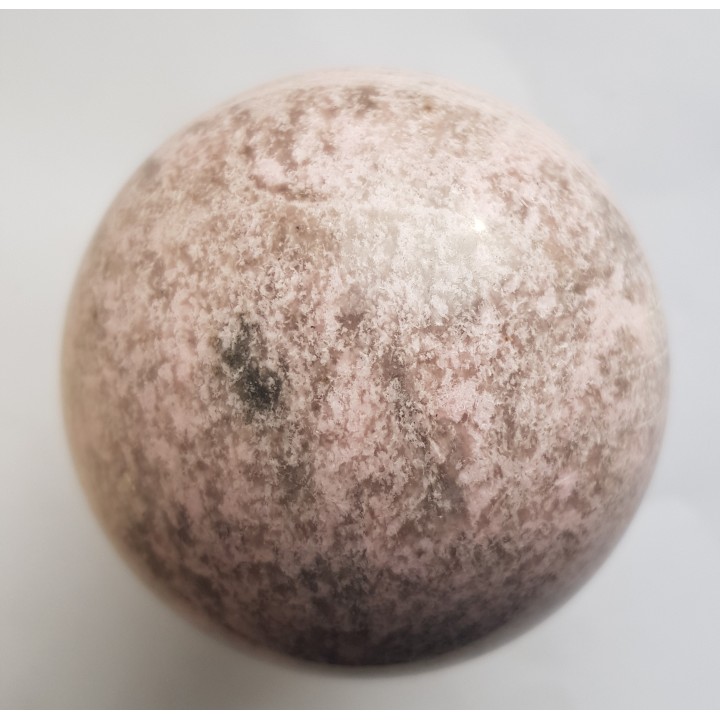 Różowa kula z thulitu z Jordanowa Śląskiego