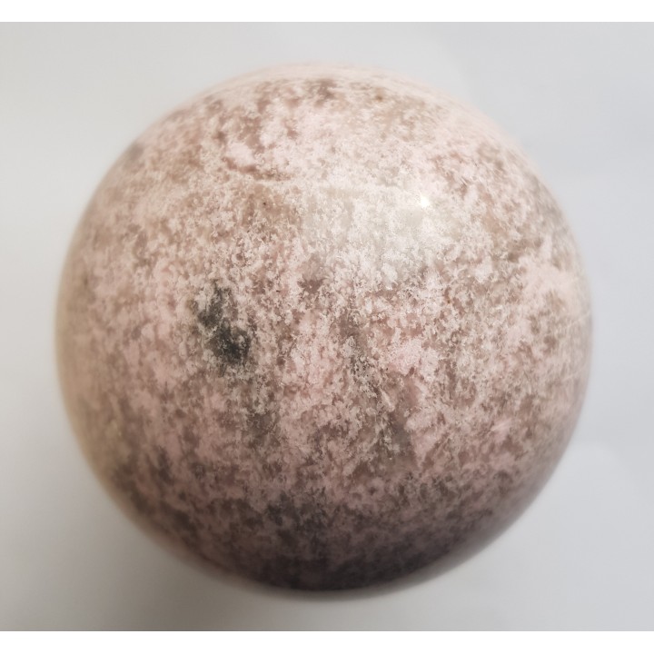 Różowa kula z thulitu z Jordanowa Śląskiego