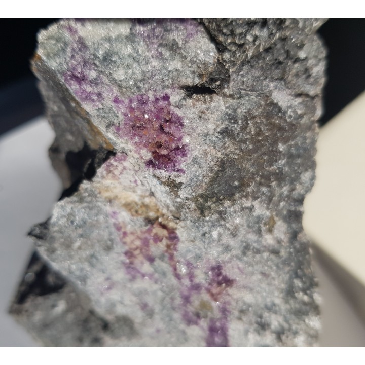 Krystaliczny amesyt chromowy z Tąpadeł k. Sobótki