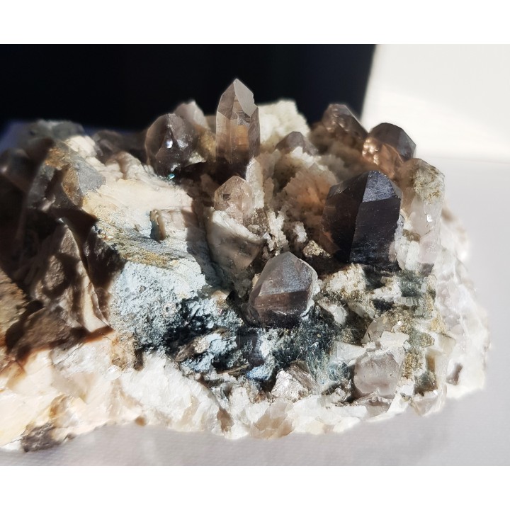 Szczotka kwarcowo-skaleniowa z turmalinami z Żółkiewki k. Strzegomia