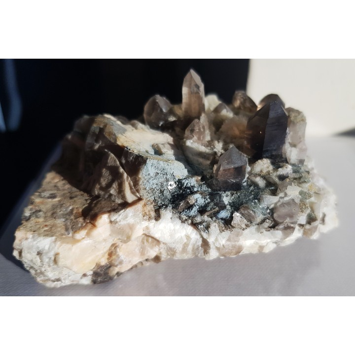 Szczotka kwarcowo-skaleniowa z turmalinami z Żółkiewki k. Strzegomia