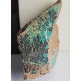 Dendryty na zmineralizowanym miedzią ryodacycie ze Starego Lesieńca