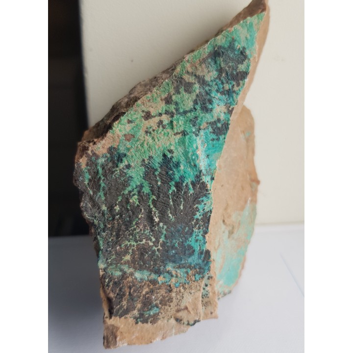 Dendryty na zmineralizowanym miedzią ryodacycie ze Starego Lesieńca