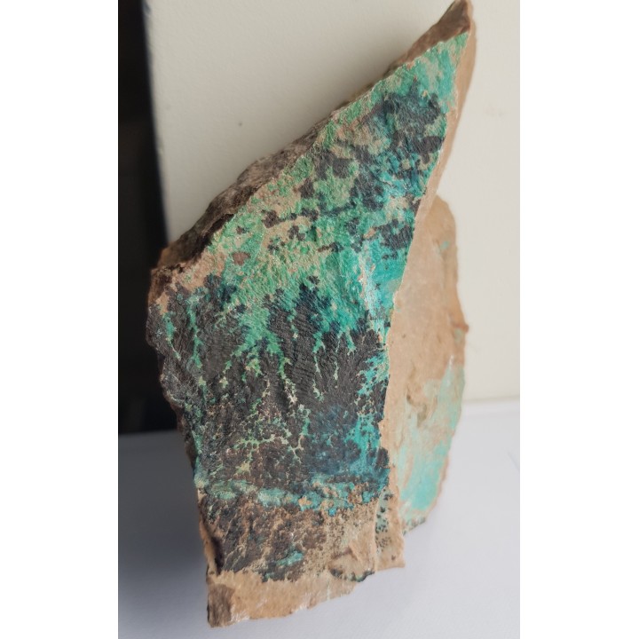 Dendryty na zmineralizowanym miedzią ryodacycie ze Starego Lesieńca