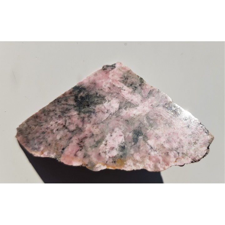 Okaz różowego klinozoisytu z Nasławic