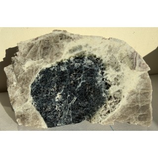 Przekrój przez czarny turmalin z zieloną strefą brzeżną z Piławy Grn.