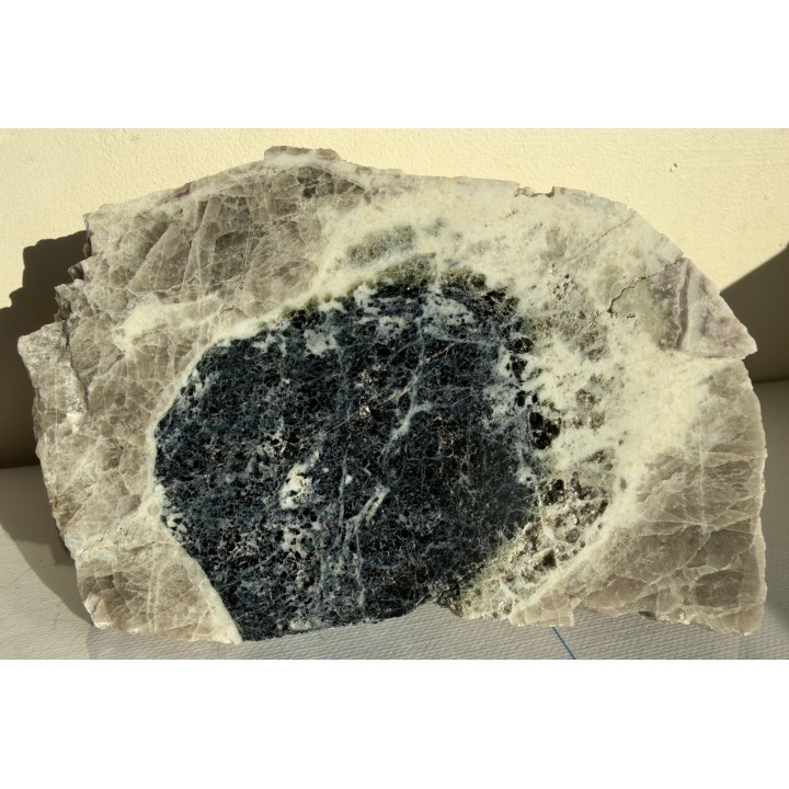 Przekrój przez czarny turmalin z zieloną strefą brzeżną z Piławy Grn.