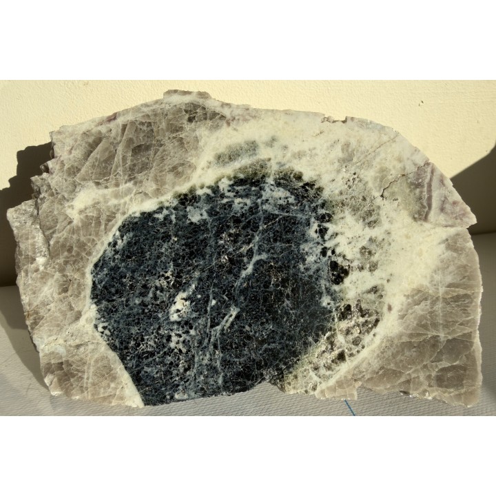 Przekrój przez czarny turmalin z zieloną strefą brzeżną z Piławy Grn.