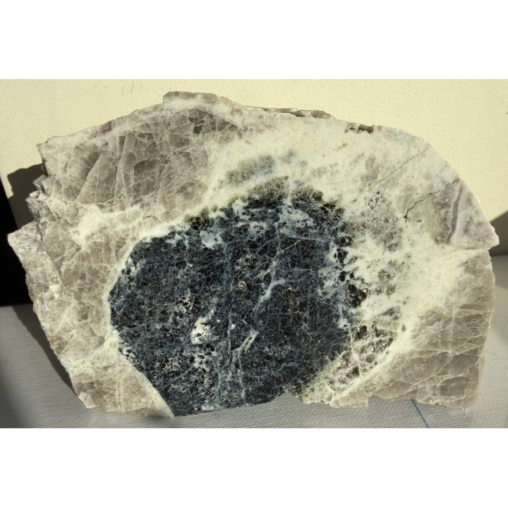 Przekrój przez czarny turmalin z zieloną strefą brzeżną z Piławy Grn.