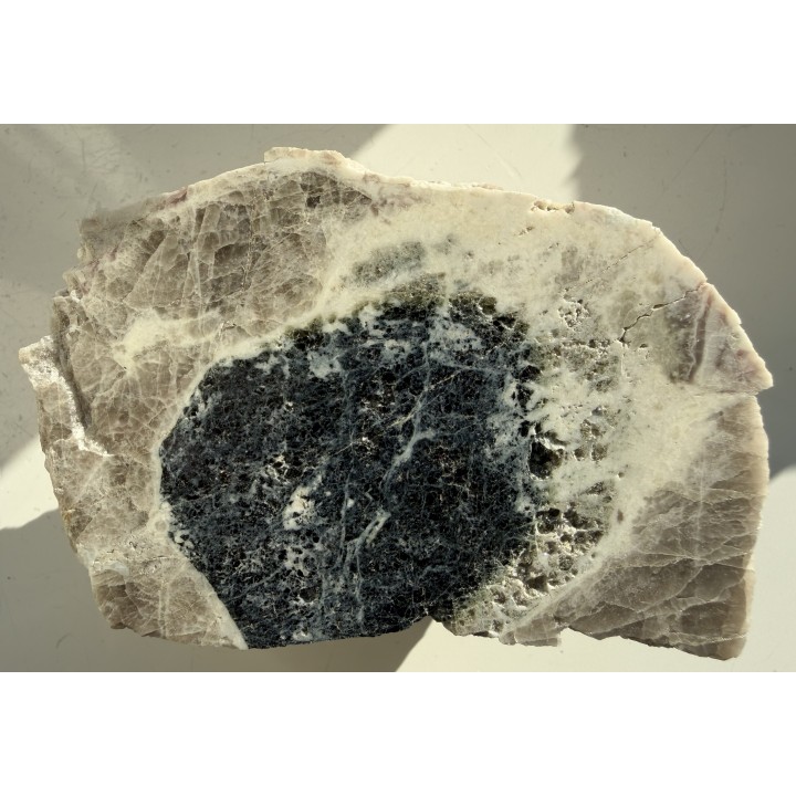 Przekrój przez czarny turmalin z zieloną strefą brzeżną z Piławy Grn.