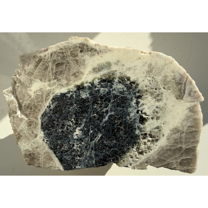 Przekrój przez czarny turmalin z zieloną strefą brzeżną z Piławy Grn.