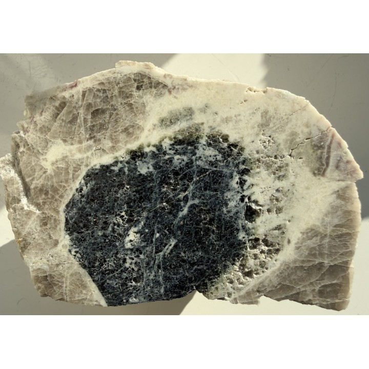 Przekrój przez czarny turmalin z zieloną strefą brzeżną z Piławy Grn.