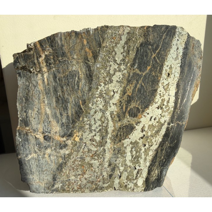 Piękny okaz żył rudnych w łupkach radzimowickich z Radzimowic