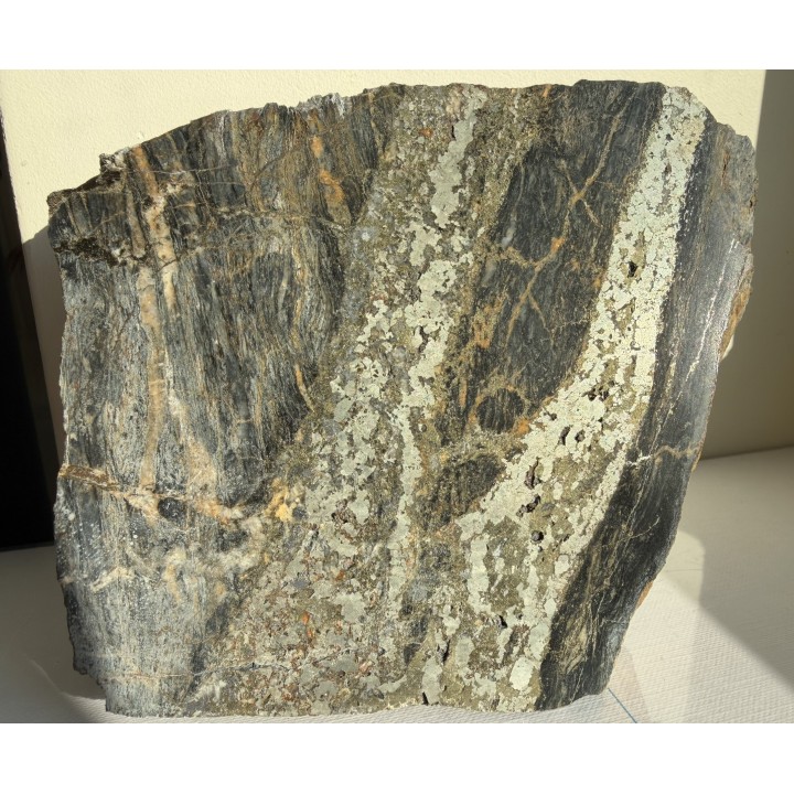 Piękny okaz żył rudnych w łupkach radzimowickich z Radzimowic