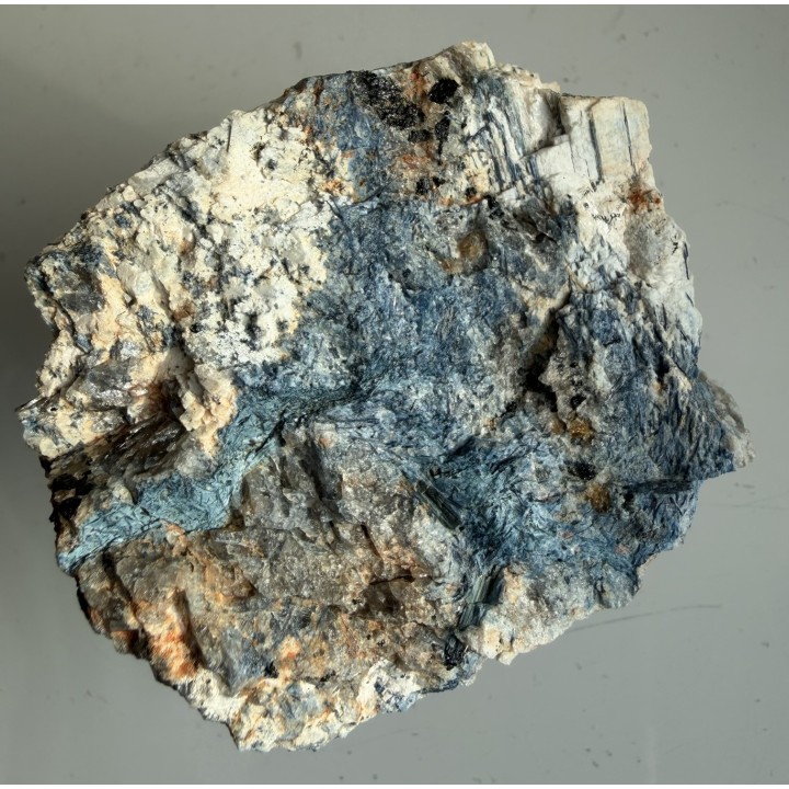 Wyjątkowy okaz dumortierytu z Peru