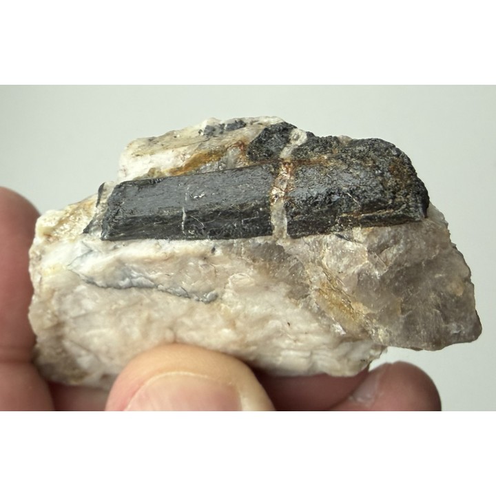 Kryształ szerlu z historycznego pegmatytu w Michałkowej w Górach Sowich