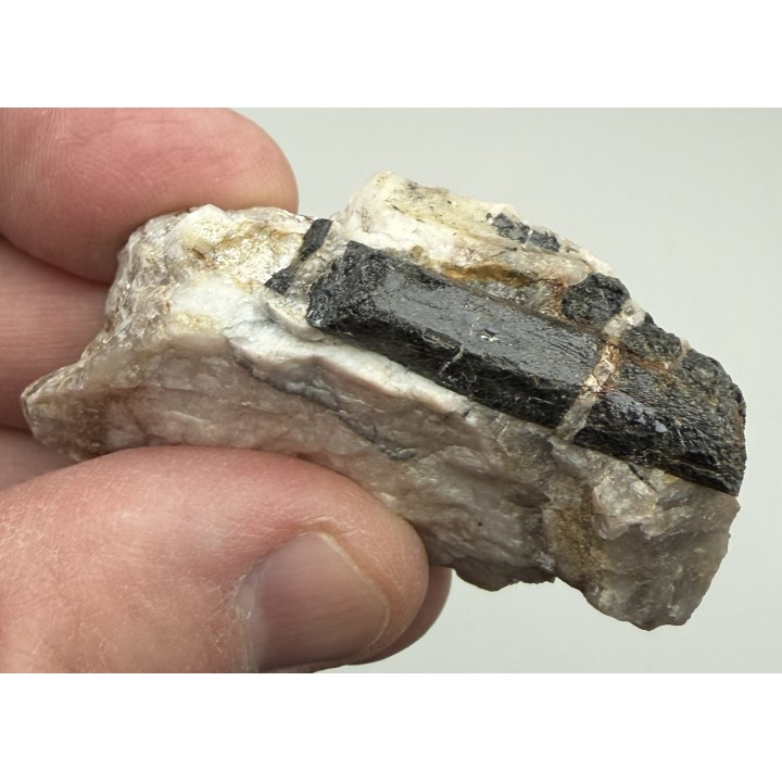 Kryształ szerlu z historycznego pegmatytu w Michałkowej w Górach Sowich