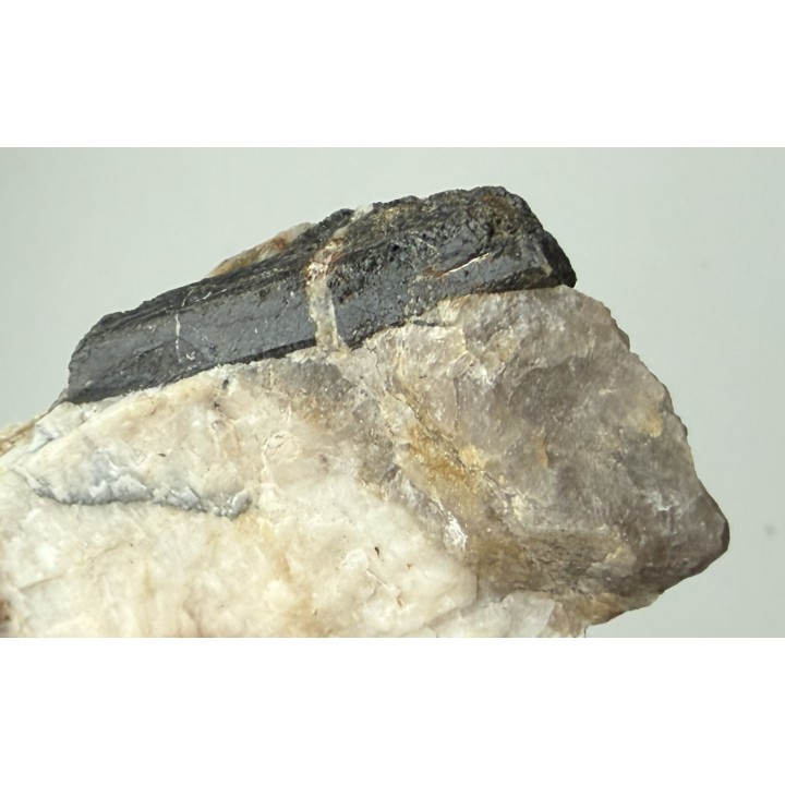 Kryształ szerlu z historycznego pegmatytu w Michałkowej w Górach Sowich