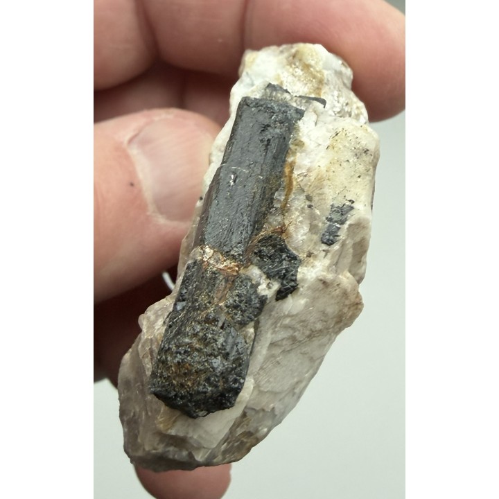 Kryształ szerlu z historycznego pegmatytu w Michałkowej w Górach Sowich