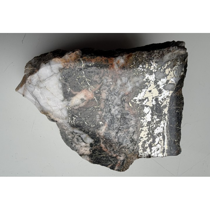 Obfity scheelit w rudzie chalkopirytowo-arsenopirytowej z Radzimowic