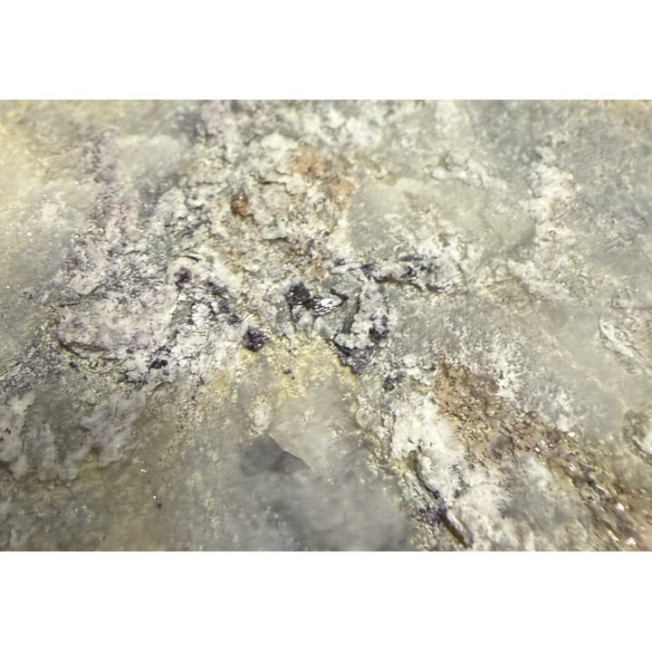 Spinele w dolomicie z Łażan k. Żarowa