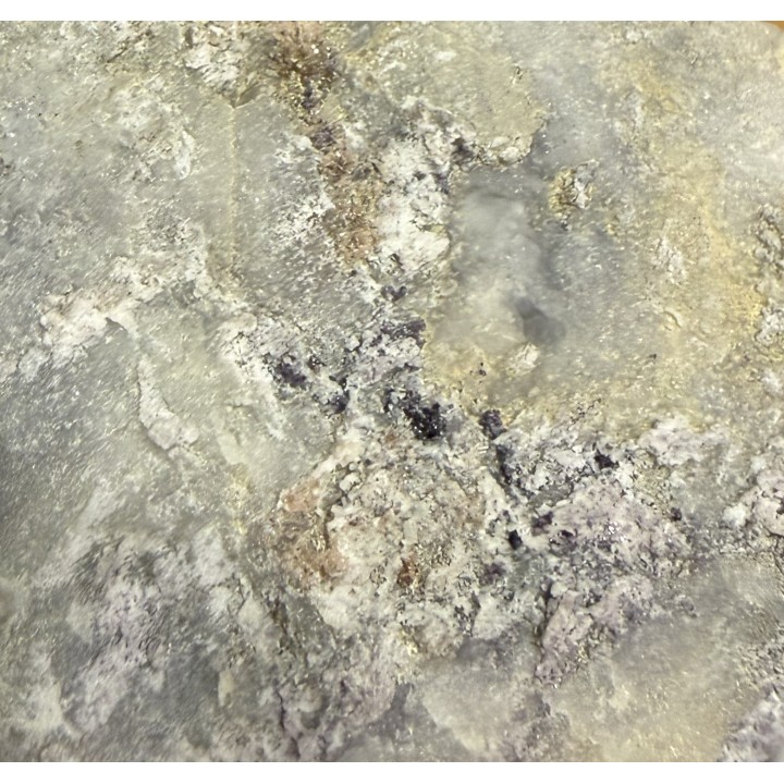 Spinele w dolomicie z Łażan k. Żarowa