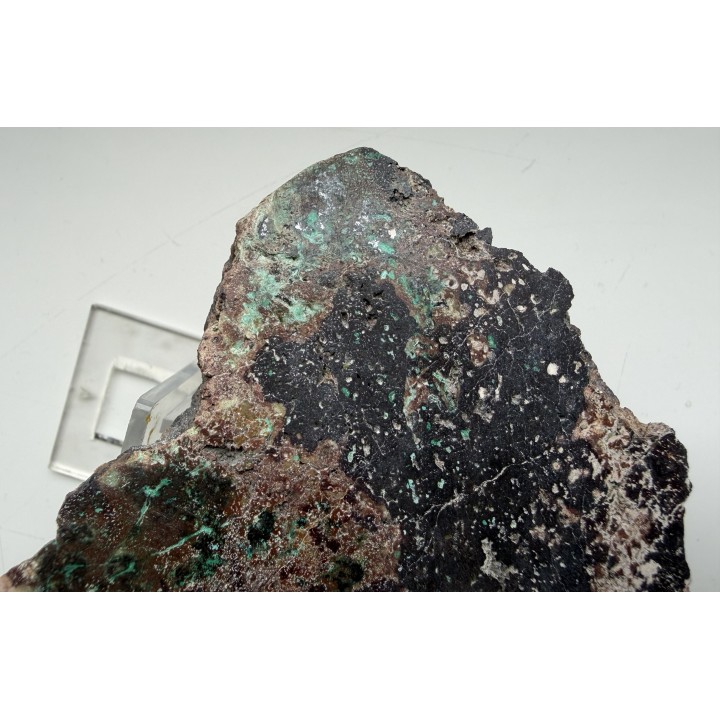 Miedź rodzima w melafirze migdałowcowym z Sokołowca w Górach Kaczawskich