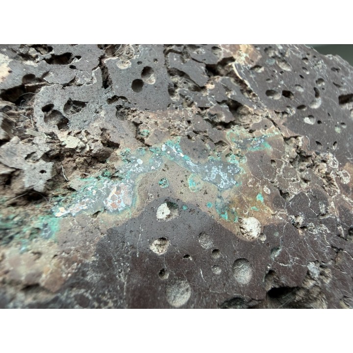 Miedź rodzima w melafirze migdałowcowym z Sokołowca w Górach Kaczawskich