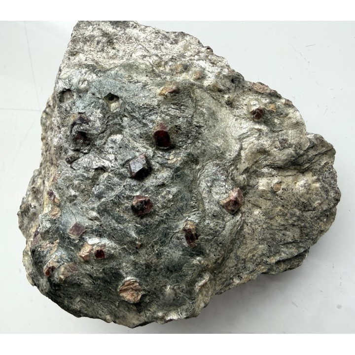 Granaty w łupku łyszczykowym z Krobicy