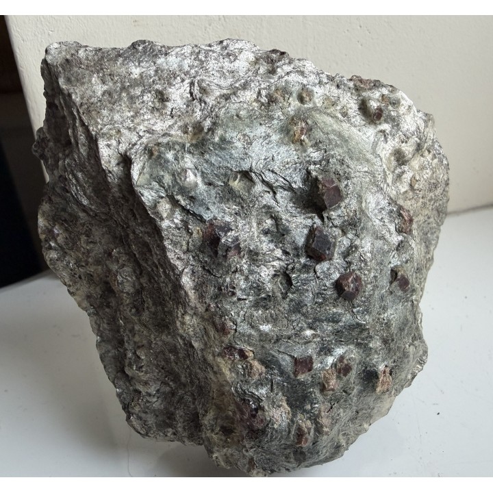 Granaty w łupku łyszczykowym z Krobicy