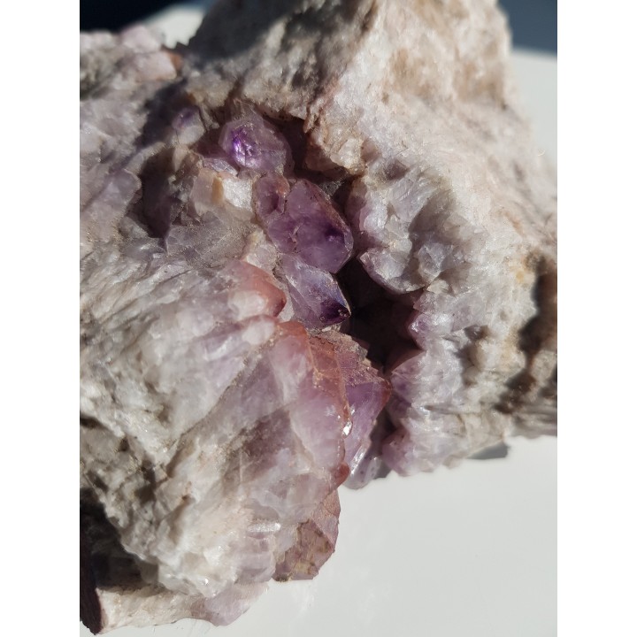 Kryształy ametystu w kawernie żyły kwarcowej