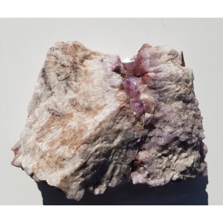 Kryształy ametystu w kawernie żyły kwarcowej