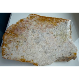 Duża płyta grejzenu z różowymi topazami z Wyrwaka