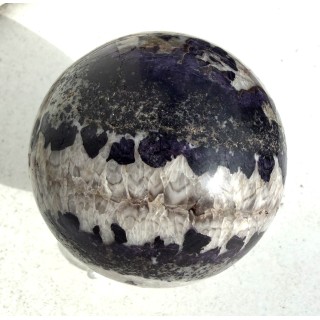 Kula polerowana z żyły z fluorytem z Kletna