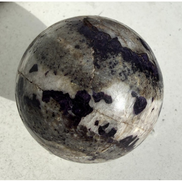 Kula polerowana z żyły z fluorytem z Kletna