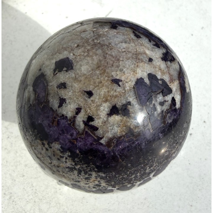 Kula polerowana z żyły z fluorytem z Kletna