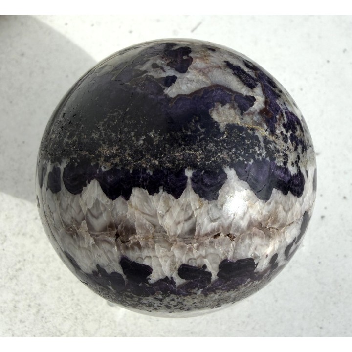 Kula polerowana z żyły z fluorytem z Kletna