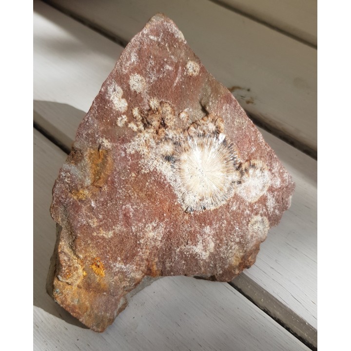 Duży okaz wavellitu z Wiśniówki w Górach Świętokrzyskich