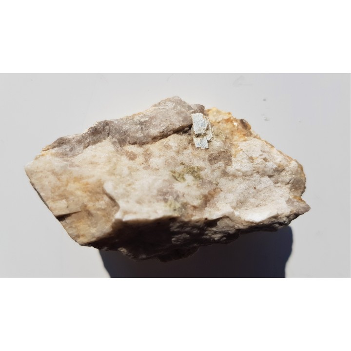 Kryształ apatytu w pegmatycie z Gór Sowich